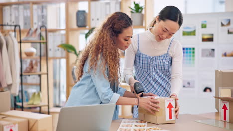 trabajo en equipo, mujeres y lector de códigos de barras en la caja