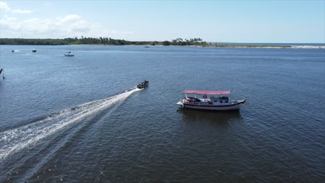 siga el tiro del barco en la ciudad portuaria de brasil con vistas al océano atlántico