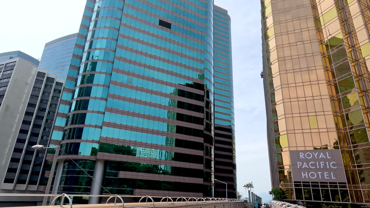 edificios altos que reflejan el paisaje urbano en hong kong