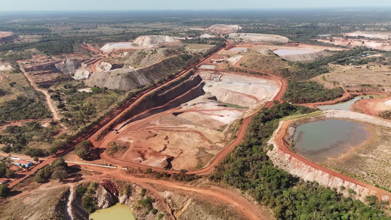 Vista de Drone da Área de Extração de Ouro em Poconé, Brasil