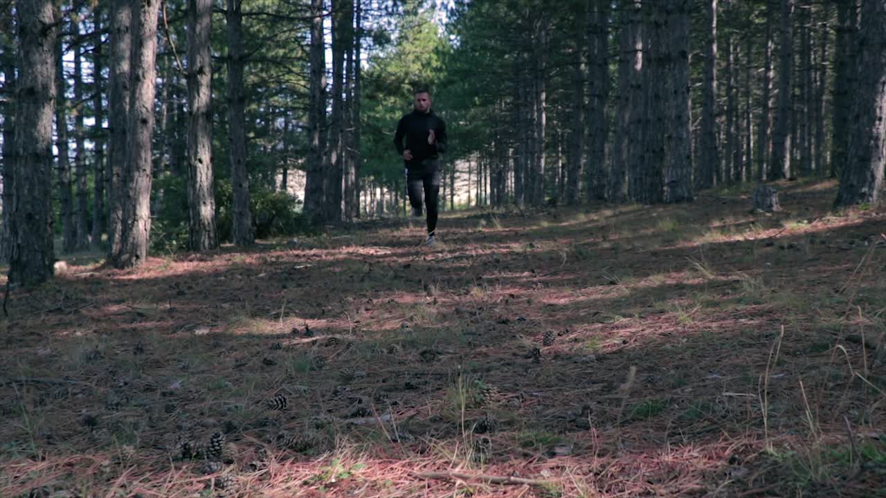 숲에서 달리는 선수