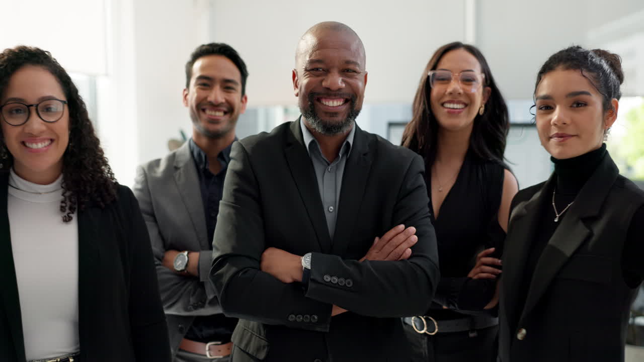 gente de negocios, brazos cruzados y diversidad