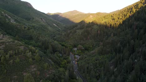 Vista-Aérea-De-Drones-De-Una-Carretera-Del-Cañón-En-Millcreek,-Salt-Lake-City,-Utah