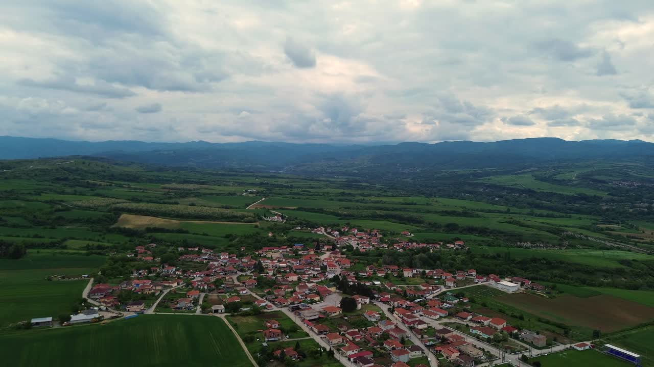 casas en el pueblo de pentavryso, grecia, en el municipio de kastoria, avión no tripulado