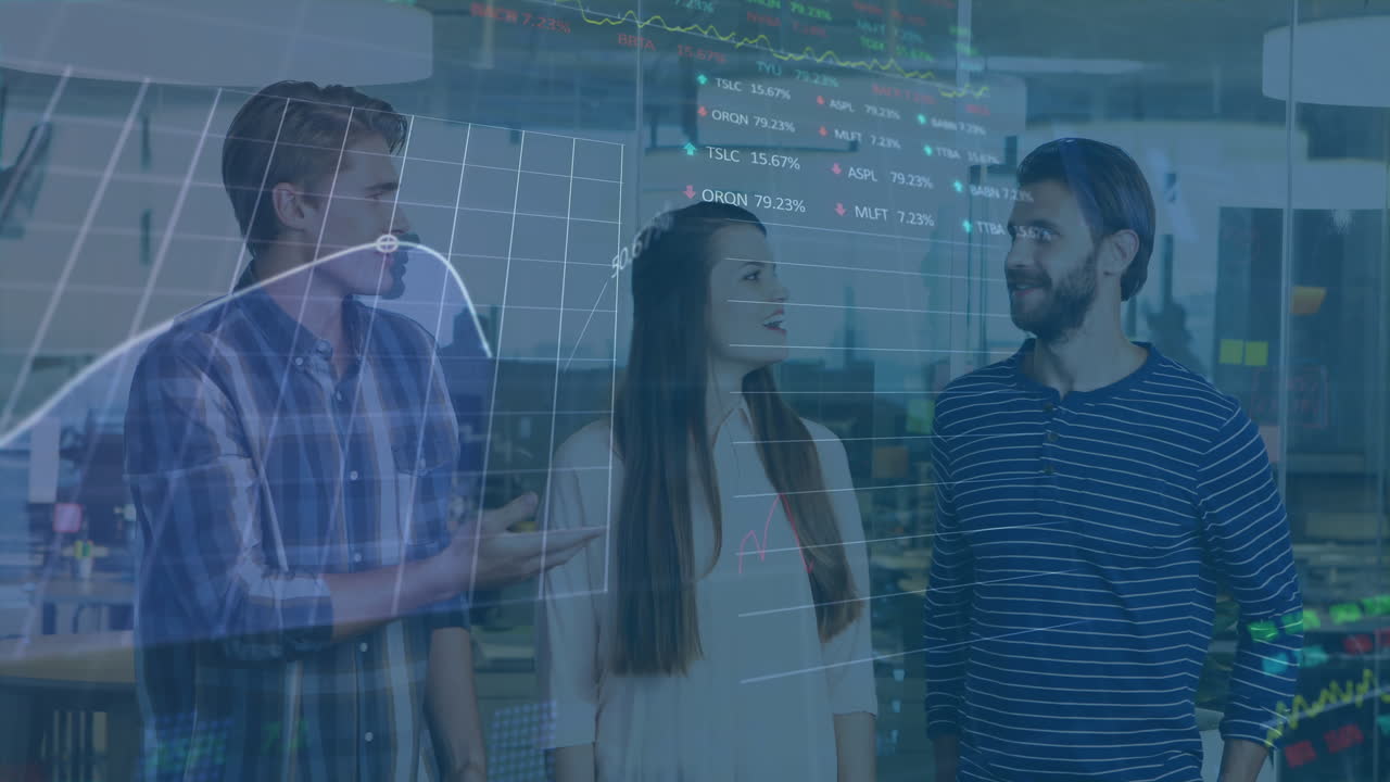 animación de múltiples gráficos y tableros de negociación sobre compañeros de trabajo caucásicos discutiendo en la oficina