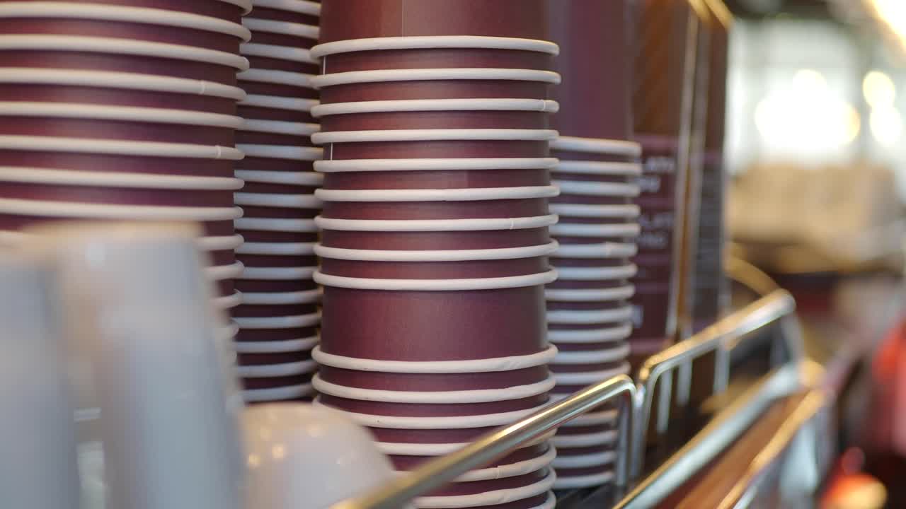 una pila de tazas de café en una cafetería