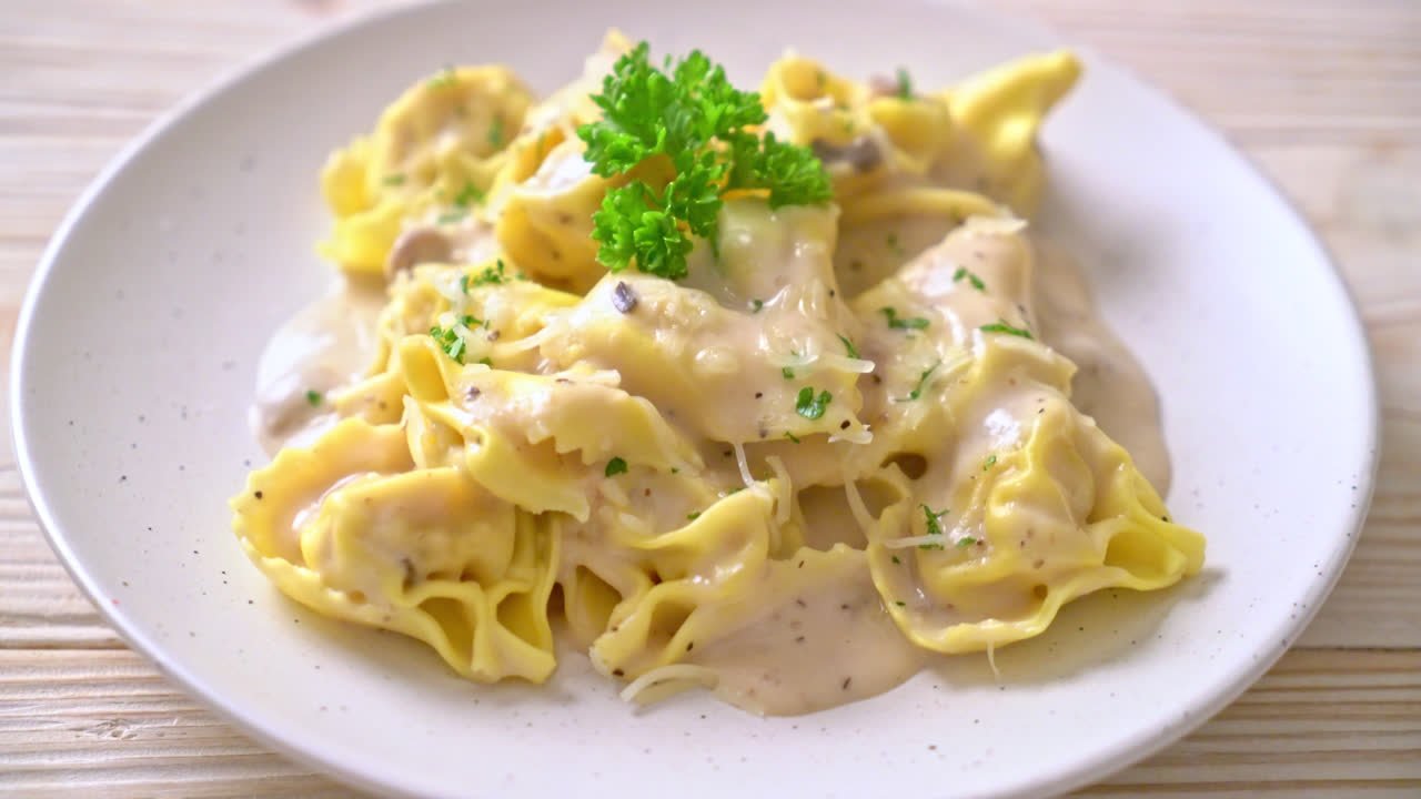버섯 크림 소스와 치즈를 곁들인 토르텔리니 파스타 - 이탈리아 음식 스타일