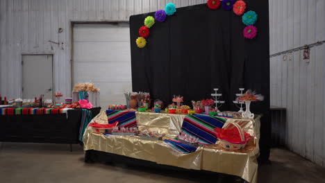 mesa de dulces mexicanos en una quinceañera