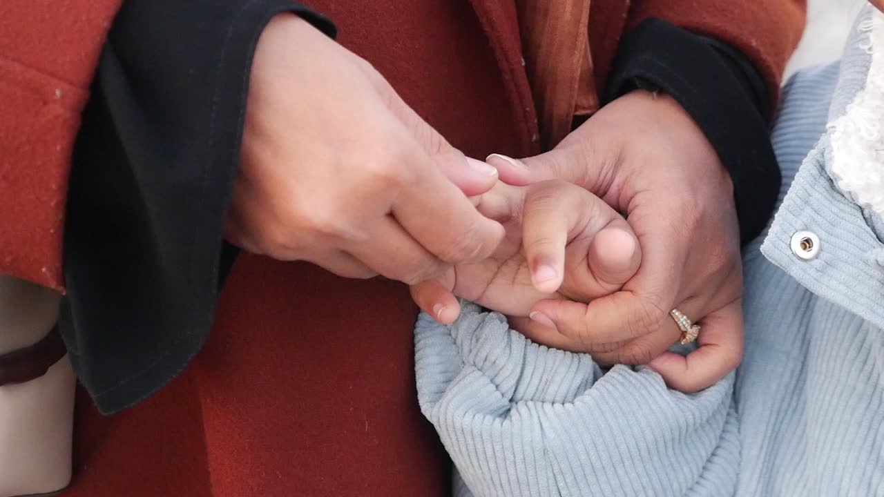 엄마와 아이가 손을 잡고