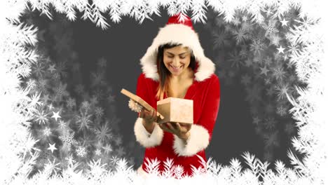 Weihnachtsfrau-öffnet-Geschenk-Mit-Schneeflockenrand
