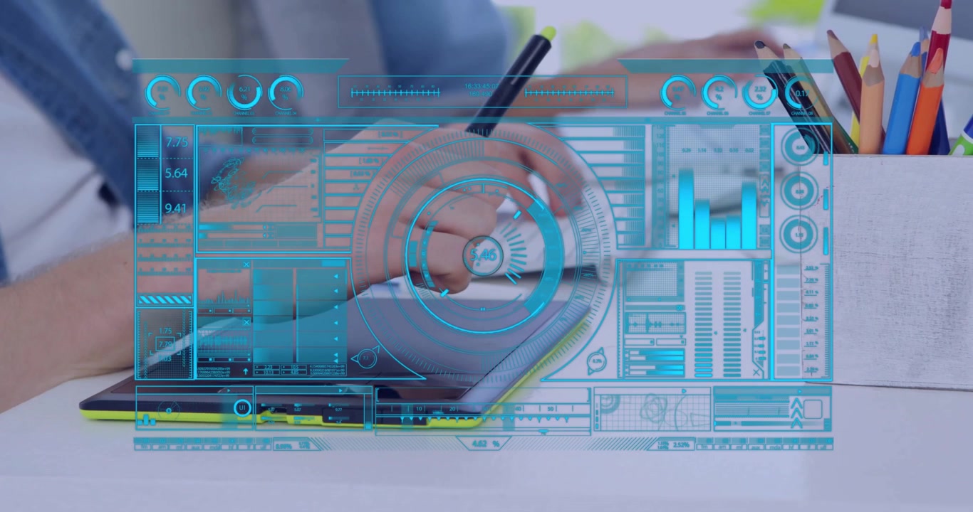 Manos escribiendo en un portátil con una animación de superposición de interfaz digital futurista.
