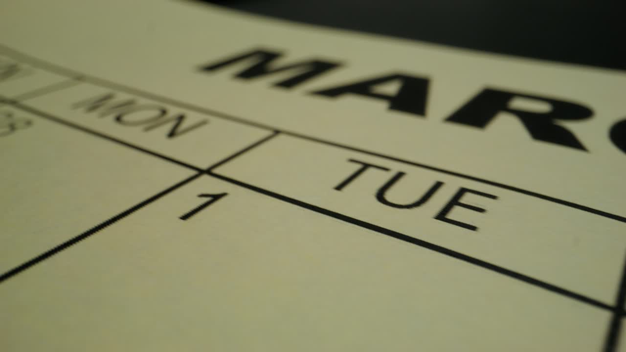 3월의 날짜를 보여주는 달력 페이지의 클로즈업.