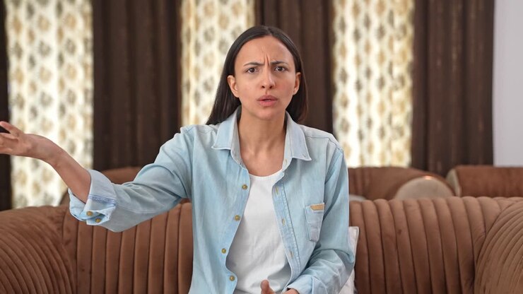 mujer india enojada discutiendo con la cámara