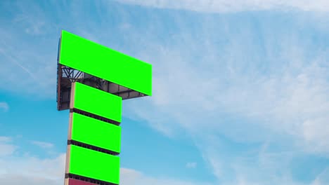 lapso de tiempo: cuatro carteles verdes en blanco y nubes blancas en movimiento contra el cielo azul
