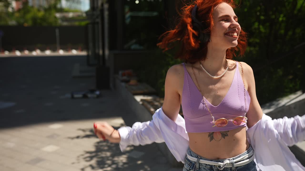 mujer subiendo escaleras en la ciudad