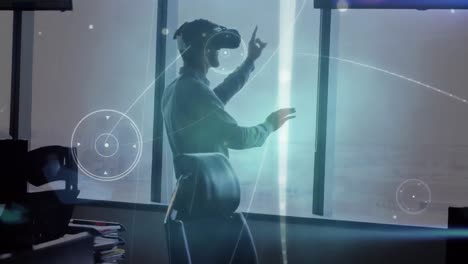 animación de la red de conexiones sobre el hombre de negocios que usa auriculares vr