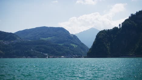 vista pacífica del velero solitario descansando en el lago de la montaña - montañas suizas hergiswil en 4k