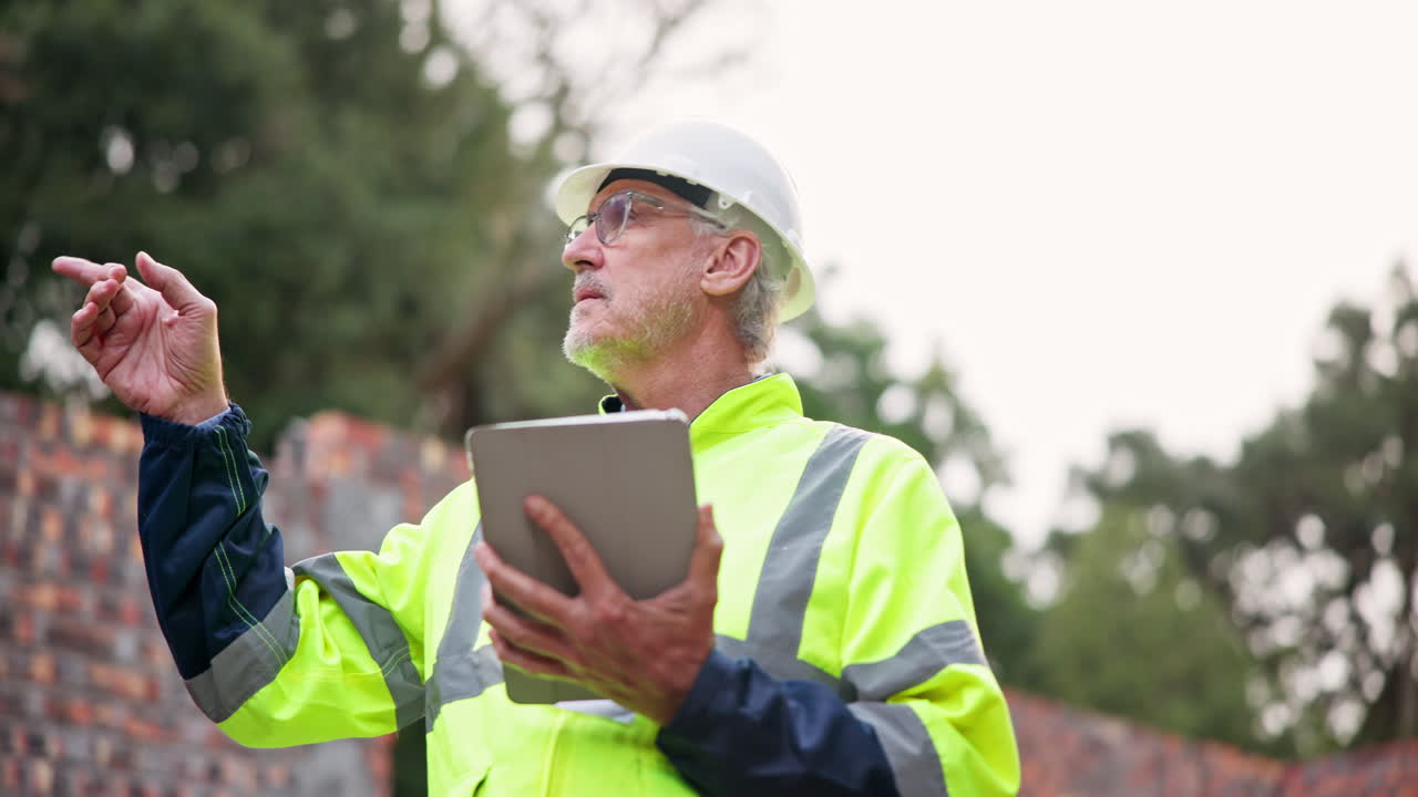 trabajador de la construcción usando una tableta en el sitio de construcción