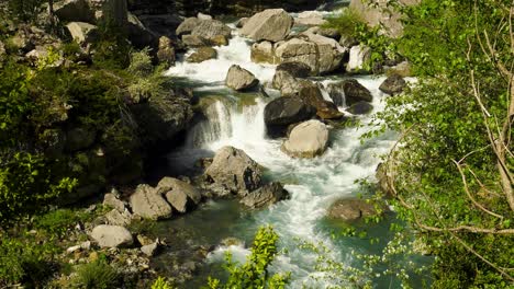 Schöner-Gebirgsbach-Im-Frühling,-Hoher-Winkel