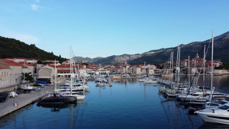 Puerto-Y-Barcos-En-La-Isla-De-Korcula-En-El-Mar-Adriático,-Casas-Medievales-En-El-Fondo,-Croacia