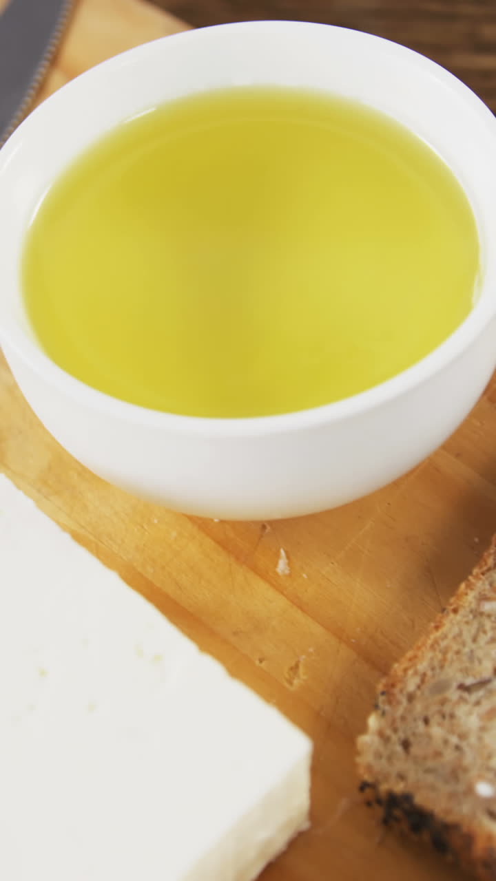 rebanadas de pan, queso, salsa y cuchillo