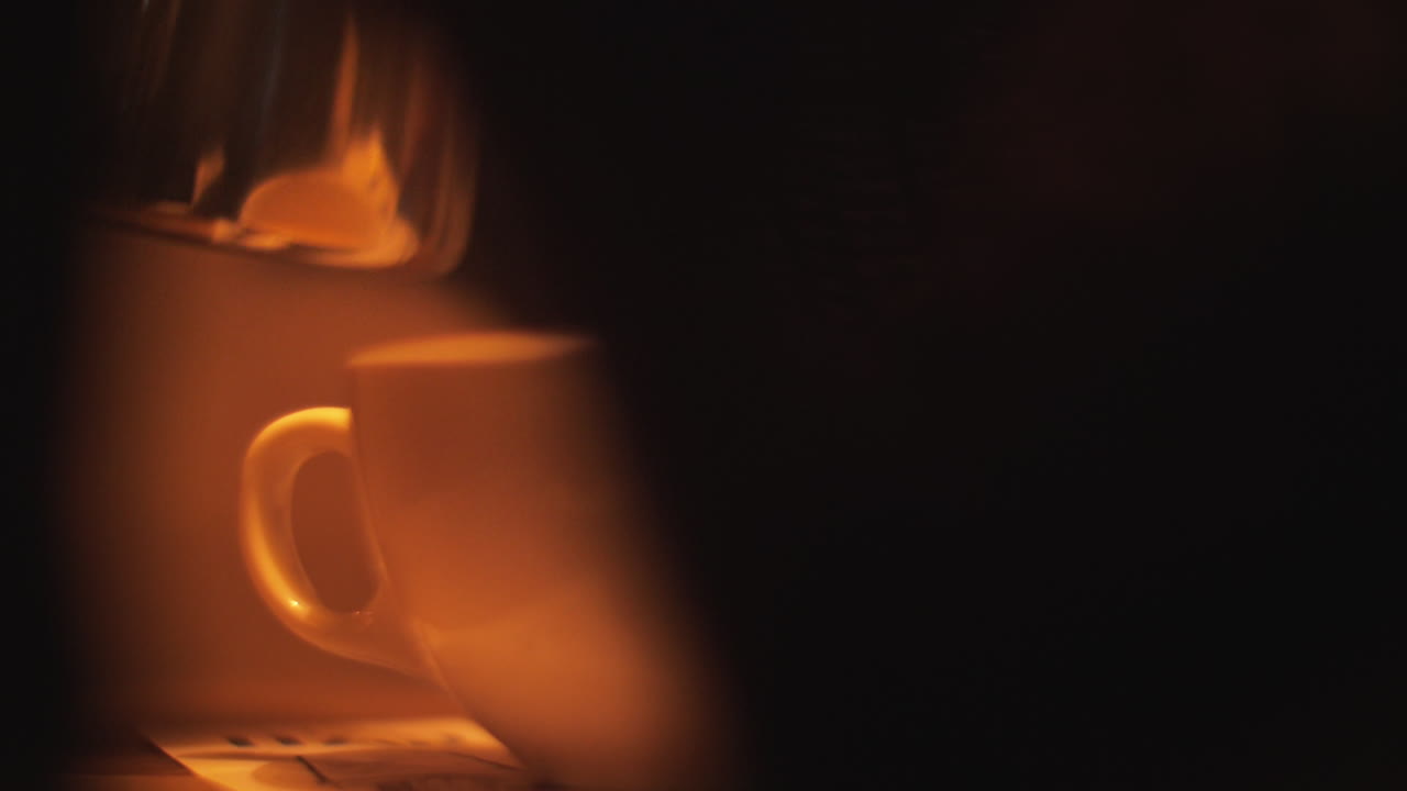 금속 차 비 에서 뜨거운 차 를 제공 하는 것