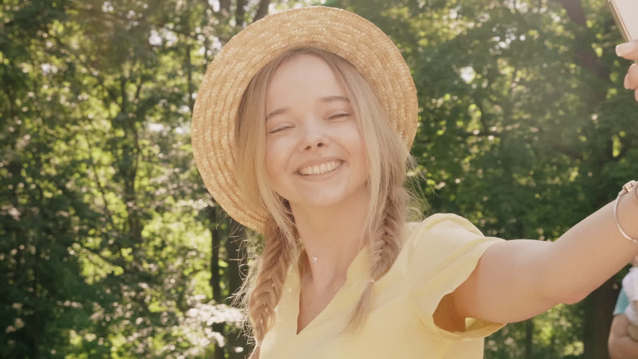 공원에서 셀피를 찍는 여자