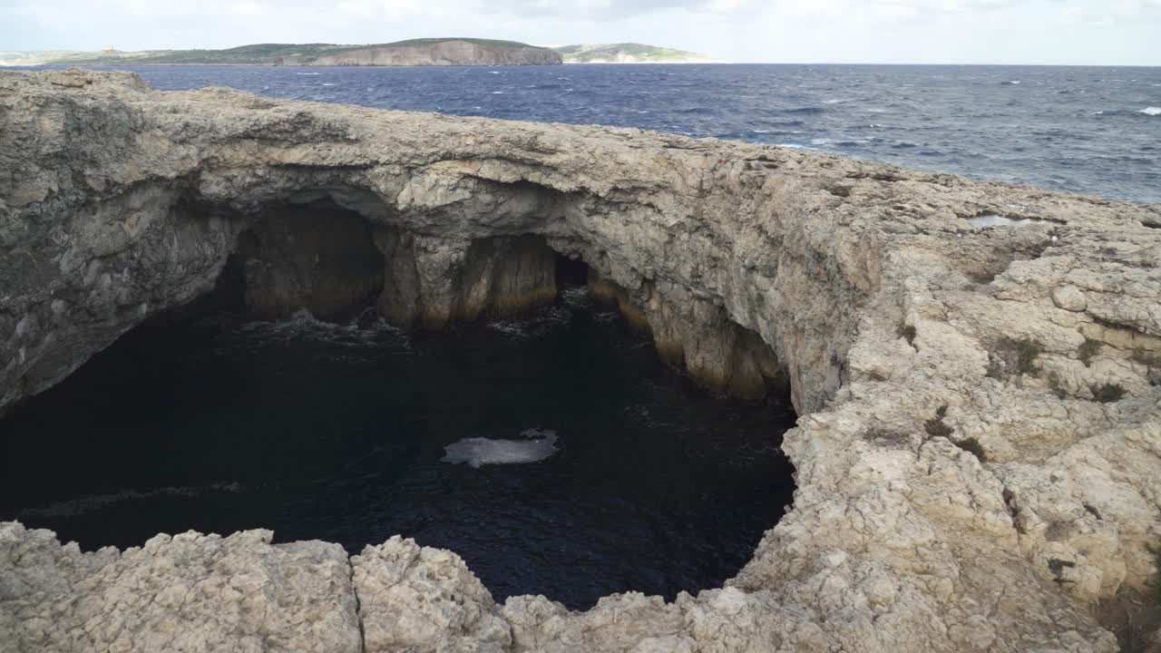 vista panorámica de la cueva de la laguna de coral en malta en un día ventoso de invierno