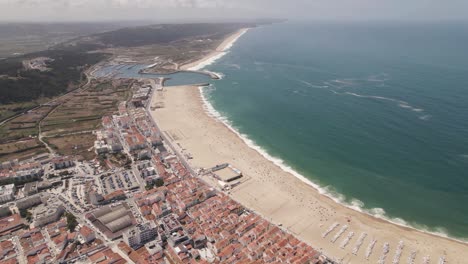 Larga-Playa-De-Arena-Blanca-Y-Ciudad-Turística-De-Nazare,-Portugal