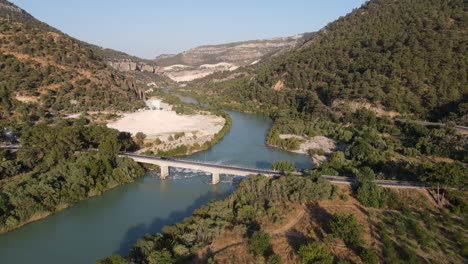 puente que cruza el río en el valle