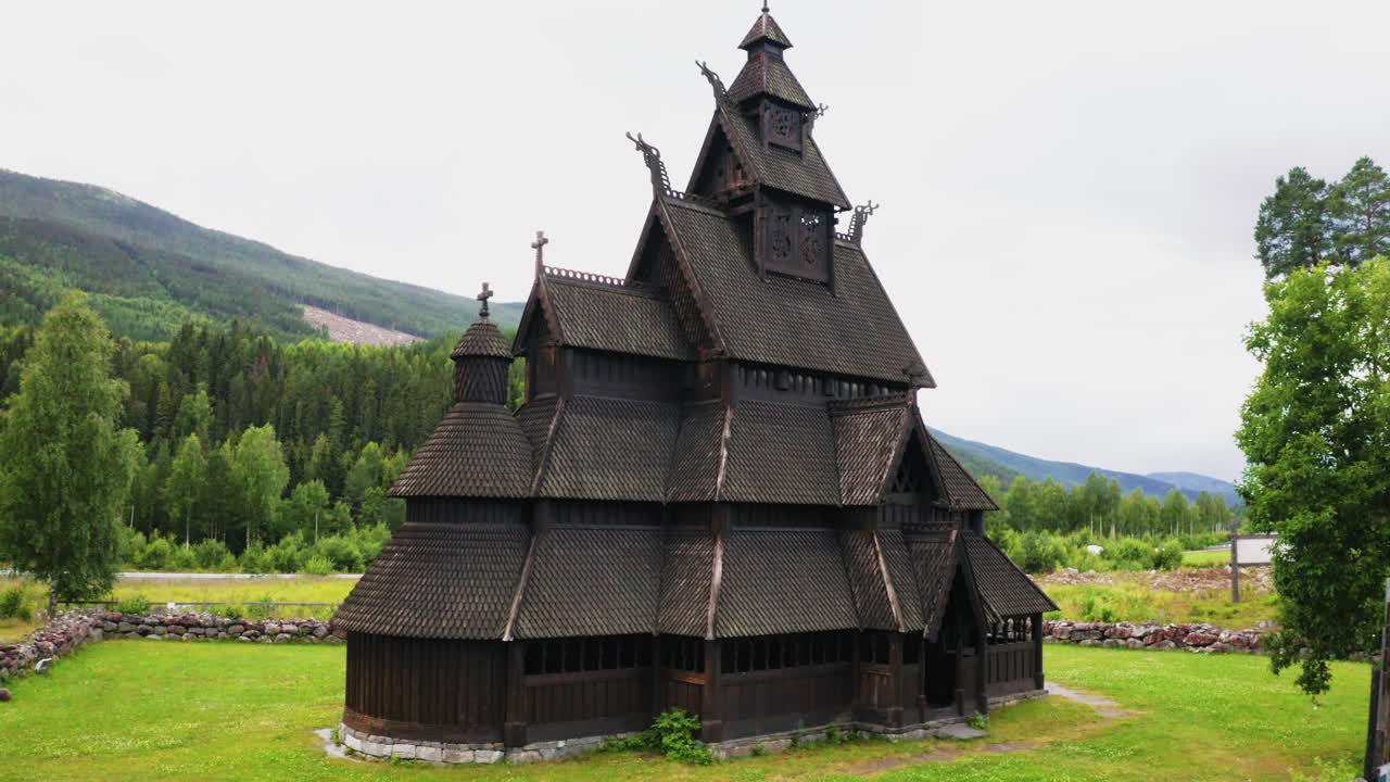 노르웨이 헤달 통널 교회의 드론 촬영 설정