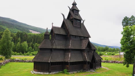 establecimiento de una toma con drones de la iglesia de madera de heddal en noruega