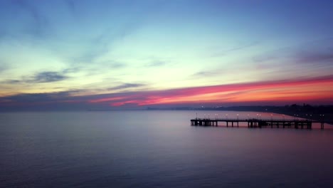 temprano en la mañana en la playa justo antes del amanecer