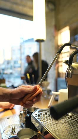 barista preparando el café