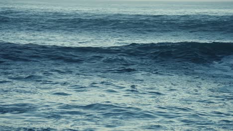 Hermosas-Olas-Del-Océano-En-Cámara-Lenta-Chocando-Y-Rompiendo-En-La-Orilla-Del-Mar-En-Hawaii