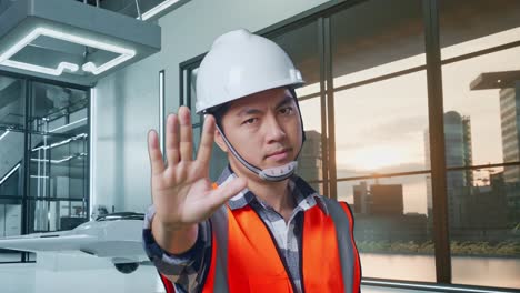 trabajador de la construcción en una oficina moderna