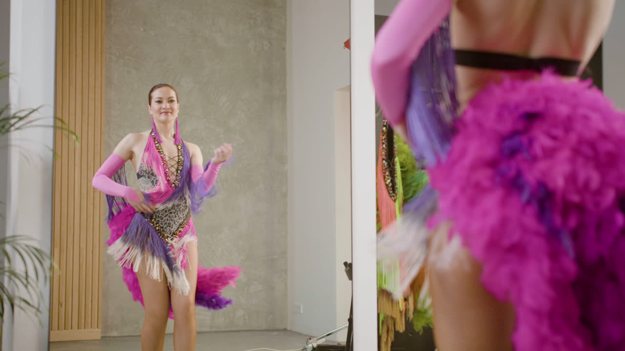 백스테이지에서 춤추는 쇼걸