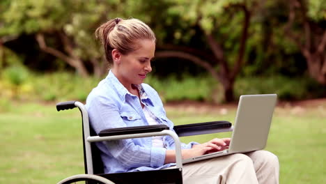 Mujer-Atractiva-En-Silla-De-Ruedas-Usando-Su-Computadora-Portátil