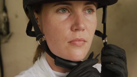 mujer caucásica poniéndose el casco