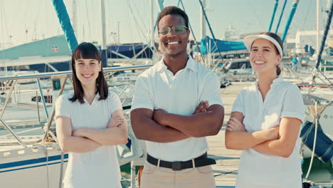 hombre, mujeres y barco con equipo de marineros en el puerto