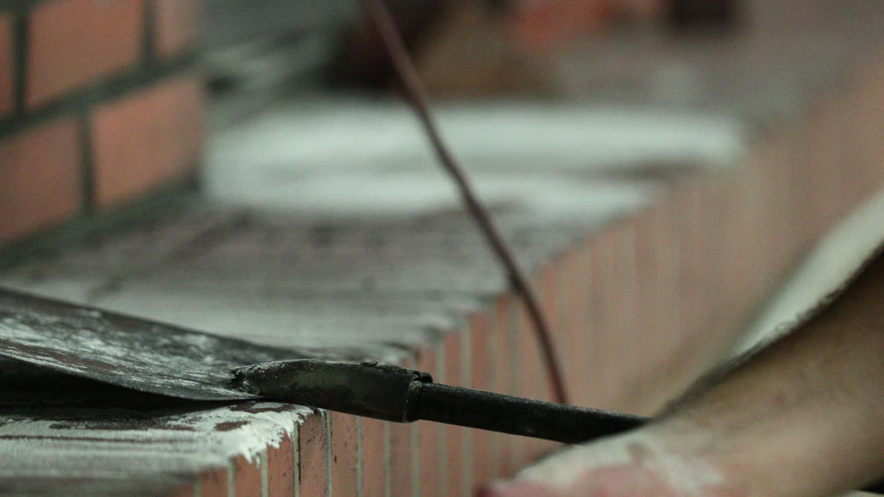 el panadero pone la masa amasada en la cáscara del pan y se desliza en el horno en la panadería