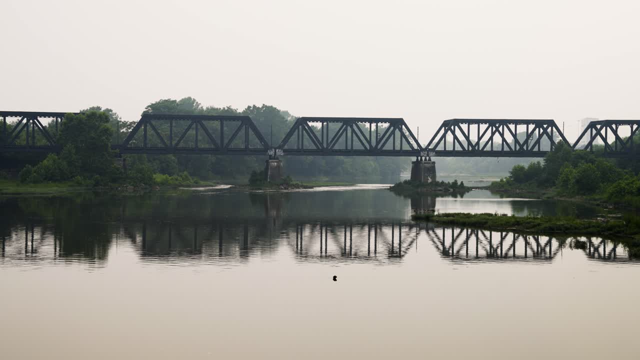 puente para las vías del tren en un día de niebla y humo en columbus, ohio