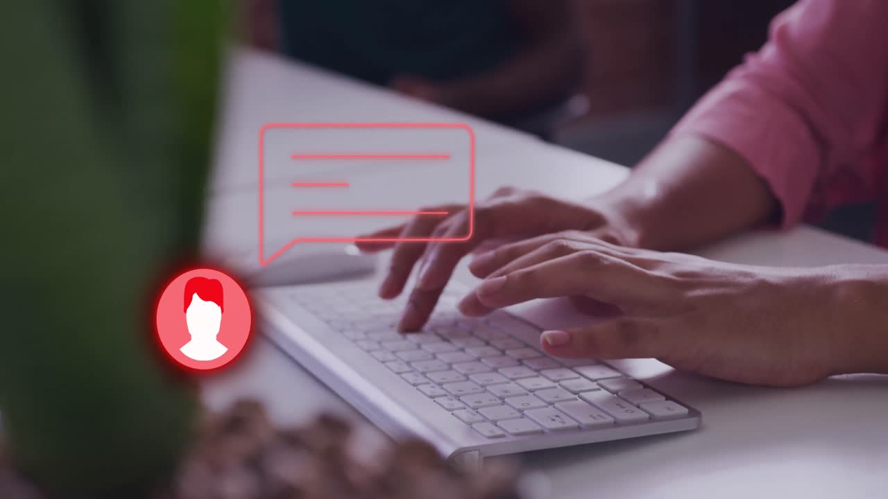 소셜 미디어 아이콘의 애니메이션과 컴퓨터를 사용하는 여성에 대한 데이터 처리