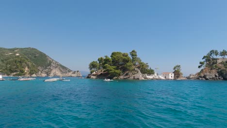 帕爾加 (parga) 沿海小島的全景,船只停靠在<unk>青色的水面上, 旅遊目的地, 希臘