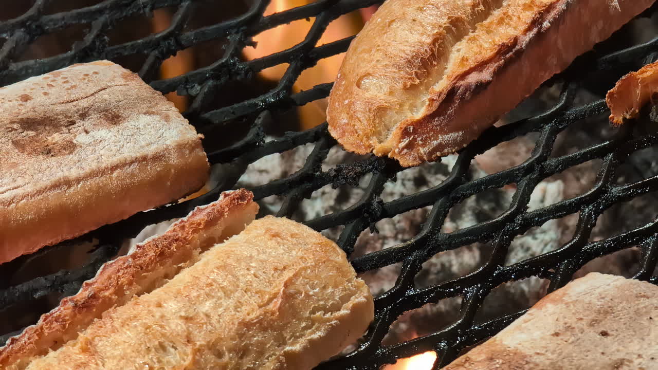 그릴드 바게트 - 나무 석탄 불 위 에 바게트  을 는 것