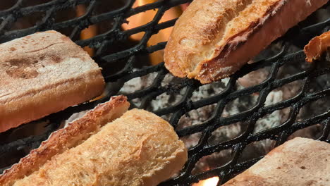 Gegrilltes-Baguette---Baguettebrot-über-Holzkohlefeuer-Grillen