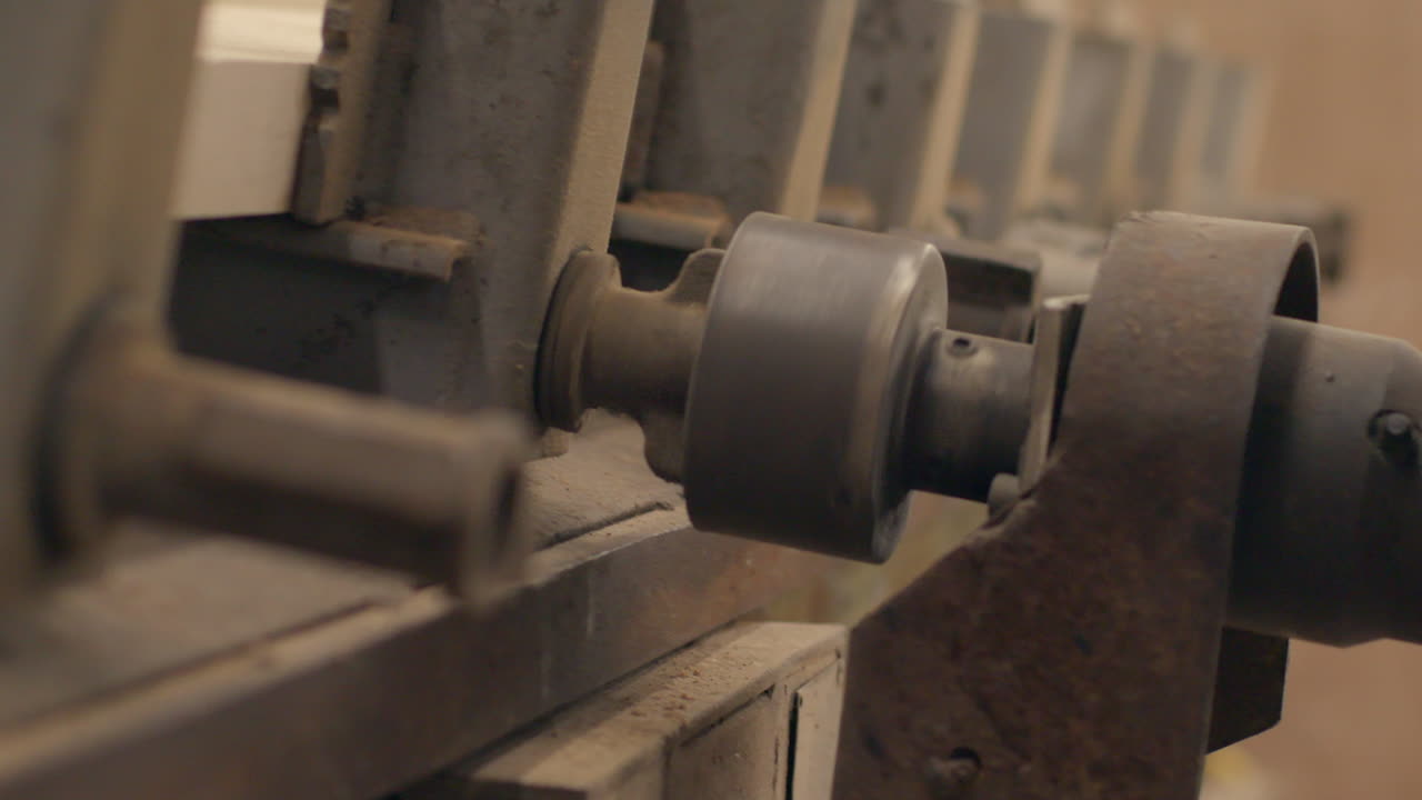 산업 기계는 작업장에서 볼트를 조이고 슬로우 모션으로 닫습니다.