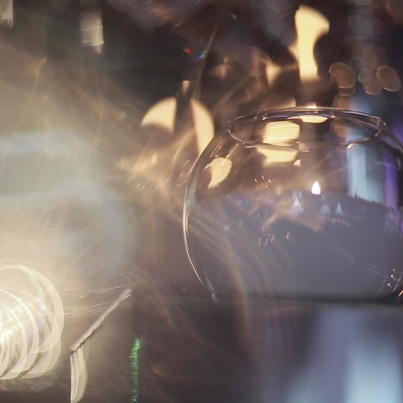 Decorative table setting pan with candle lights at a wedding reception.