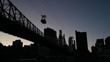 Coche-De-Tranvía-Que-Se-Dirige-Desde-La-Isla-De-Roosevelt-De-Regreso-A-Manhattan-En-La-Noche