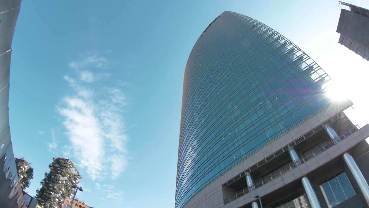 edificios de vidrio curvos de la ciudad de milán en la moderna plaza de negocios del centro de italia